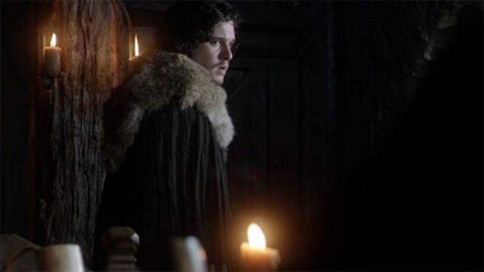 Un Jon Snow teso al Castello Nero.