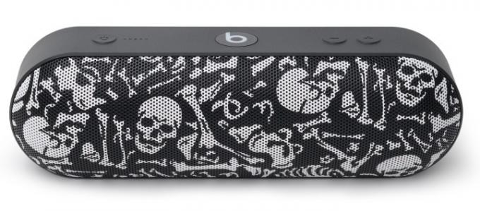 El altavoz Beats Stüssy Pill+ de edición limitada presenta un diseño lleno de calaveras.