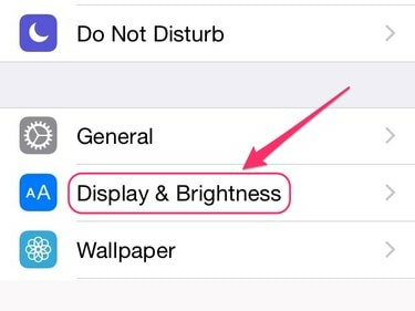 Prilagodite osvetlitev zaslona v razdelku Display & Brightness.