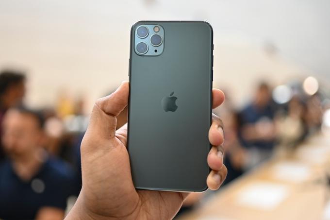 Apple iPhone 11 Pro Max на задней панели телефона