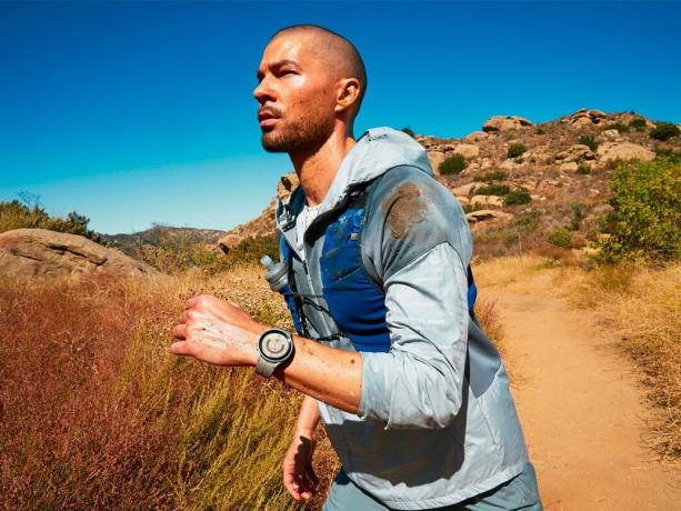 Muž beží po stope s hodinkami Samsung Galaxy Watch 5 Pro Titanium.