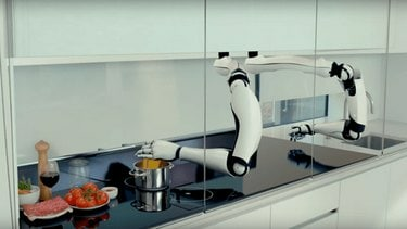 Brazos robóticos cocinan una comida