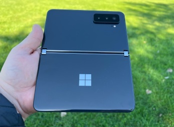 Microsoft Surface Duo 2 има уникален дизайн с два екрана.