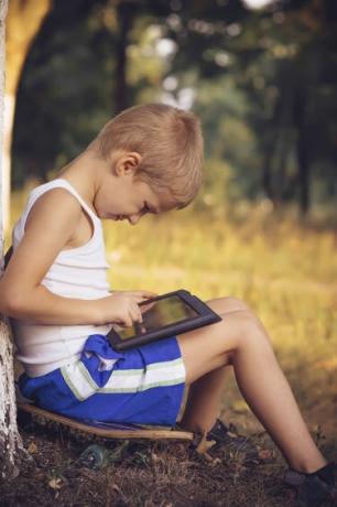 タブレットPC屋外で遊ぶ男の子の子供