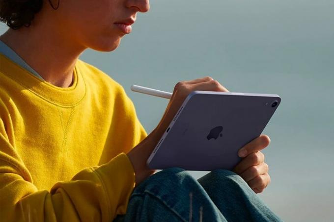 Een vrouw schrijft met een Apple Pen op een Apple iPad Mini uit 2021.