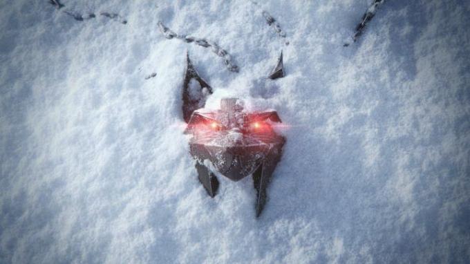 Un talisman représentant un chien aux yeux rouges brillants repose dans la neige.