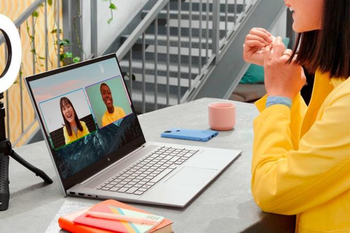 Een vrouw videochat met haar vrienden op een HP Envy-laptop.