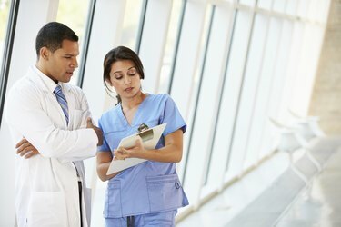 Medisch personeel met discussie in moderne ziekenhuisgang