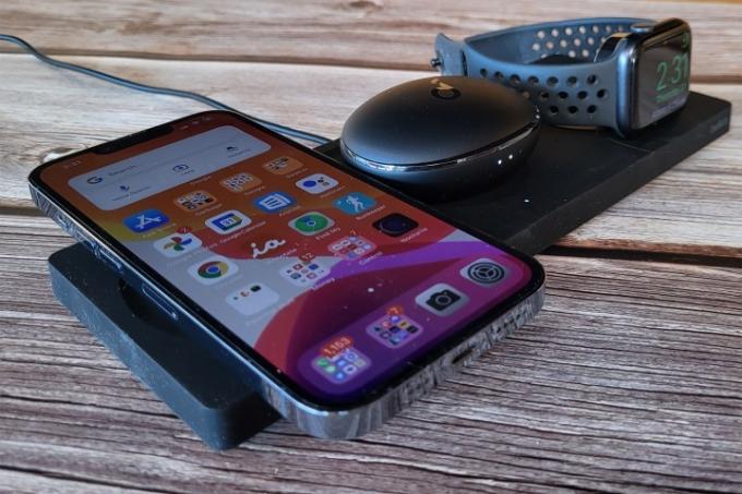 Mit dem 3-in-1-Ladegerät von Belkin können Sie Ihr Telefon, Ihre Airpods und Ihre Apple Watch gleichzeitig aufladen.