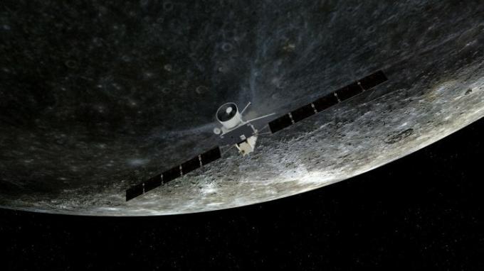 Artist impression van BepiColombo die langs Mercurius vliegt. Het ruimtevaartuig maakt negen zwaartekracht-ondersteunende manoeuvres (een van de aarde, twee van Venus en zes van Mercurius) voordat het in 2025 in een baan rond de binnenste planeet van het zonnestelsel komt.