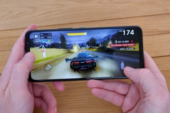 Jogando um jogo no Asus ROG Phone 7 Ultimate.