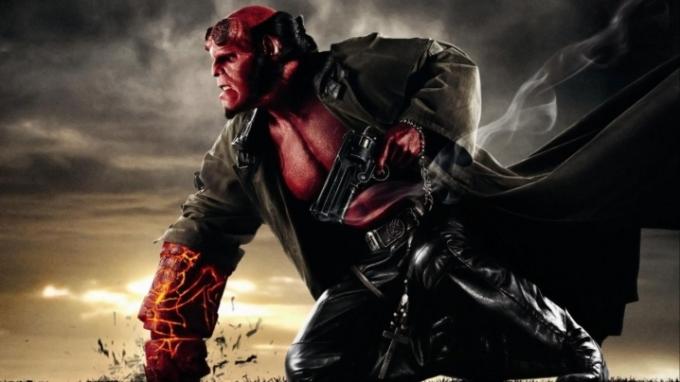 Hellboy dengan tinjunya ke tanah dan memegang pistol berasapnya.
