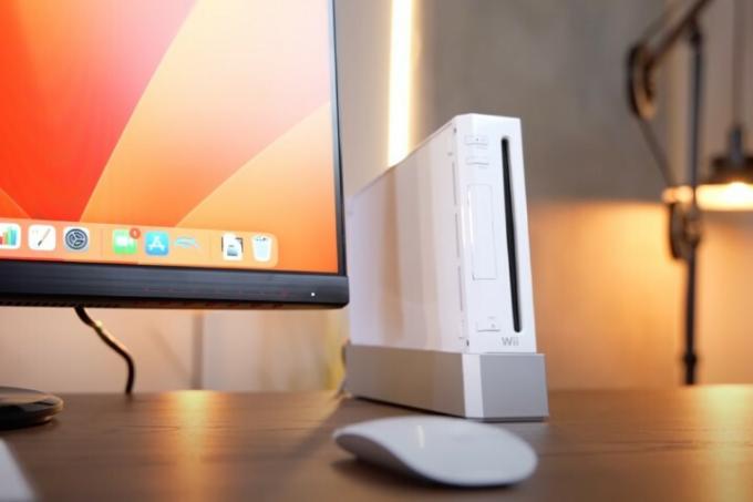 Spremenjeni Nintendo Wii, prikazan z operacijskim sistemom macOS na monitorju.