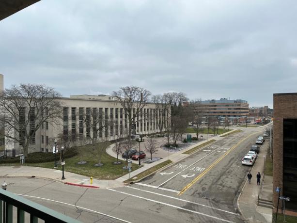 Foto di un edificio e di una strada durante un pomeriggio nuvoloso nel Michigan.