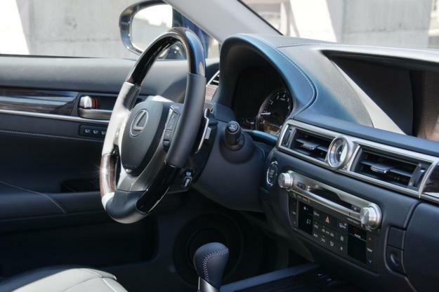 2013 Lexus GS 350 anmeldelse dash vinkel sedan