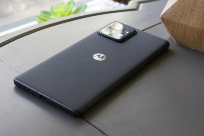 Motorola Edge Plus (2023) лежи с лицето надолу върху маса.