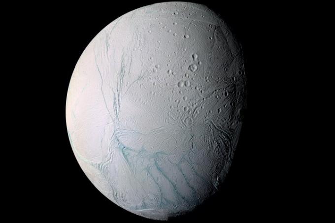 Durante un sobrevuelo en 2005, la nave espacial Cassini de la NASA tomó imágenes de alta resolución de Encelado que se combinaron en este mosaico, que muestra las largas fisuras en el polo sur de la luna que permiten que el agua del océano subterráneo escape hacia espacio.