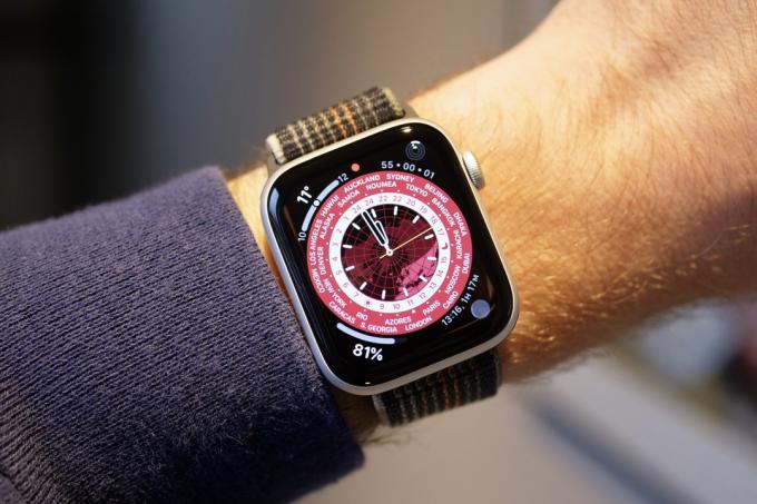 Apple Watch SE 2 に表示されるワールドタイムの​​文字盤。