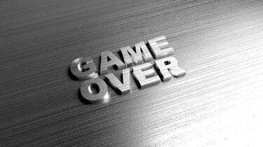Kovový nápis 'Konec hry' na kovovém povrchu