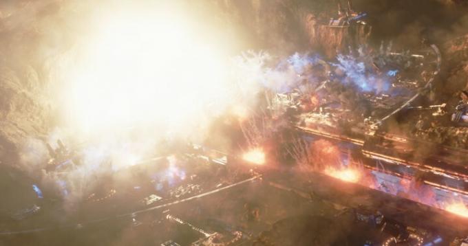 Obraz vizuálních efektů z The Orville ukazuje mimozemskou základnu zabudovanou do skály, která nyní exploduje.