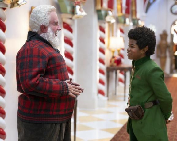 Kalėdų Senelis kalbasi su vaiku seriale „Kalėdų seneliai“.