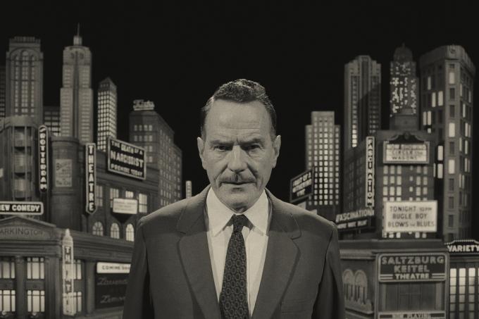 Bryan Cranston steht vor einer Stadt in Asteroid City.