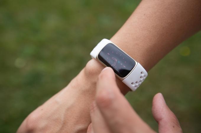 Fitbit Charge 5 レビュー ディスプレイをタップ