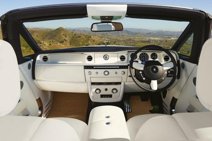 Передний интерьер Rolls-Royce Phantom Drophead Coupe 2014 года