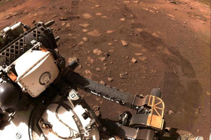 Ta slika je bila posneta med prvo vožnjo Nasinega roverja Perseverance na Marsu 4. marca 2021. Vztrajnost je pristala na feb. 18. 2021, ekipa pa tedne od pristanka preživlja v preverjanju roverja, da se pripravi na površinske operacije. To sliko so posnele roverjeve navigacijske kamere.