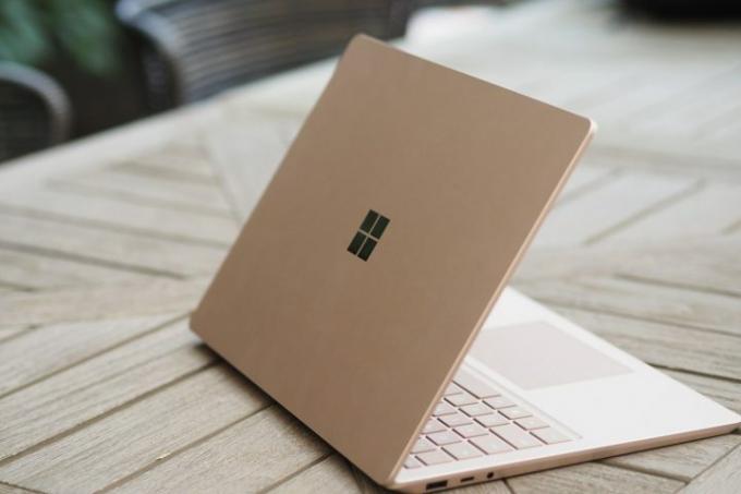 A tampa do Surface Laptop 5.