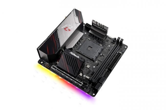 Az ASRock X570 Phantom Gaming-ITXTB3 mini ITX alaplap termékképe fehér alapon.