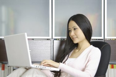 कंप्यूटर के साथ काम करने वाली महिला