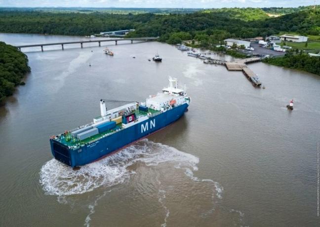 Een vrachtschip met de James Webb Space Telescope arriveert veilig in de haven van Pariacabo in Frans-Guyana.