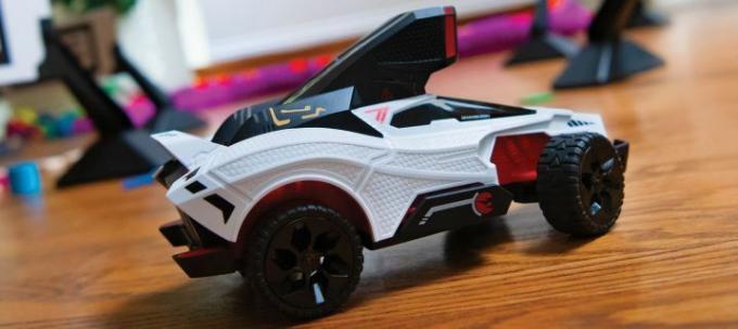 Hot Wheels: O carro Chameleon RC do Rift Rally circula por uma casa.