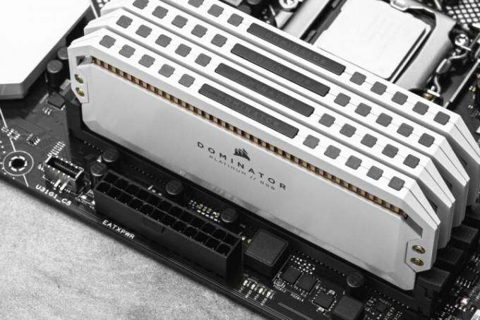 RAM Corsair DDR5 blanca insertada en una placa base.