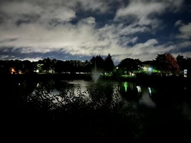 Foto van een nachtelijke vijver, gemaakt met de iPhone 14 Pro.