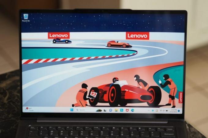 Vista frontal de Lenovo Slim 7 14 2023 que muestra la pantalla.