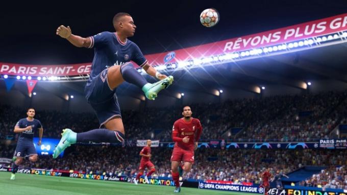 Играч стреля за гол във FIFA 22.