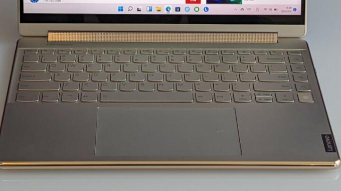 Trackpad dan keyboard Lenovo Yoga 9i.