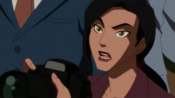 Lois Lane houdt een camera vast en kijkt geschokt op in de film Justice League Doom.