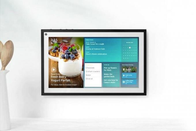 Pie sienas piestiprinātais Echo Show 15.