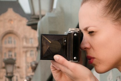 La fotografa Dora Goodman fa rivivere le fotocamere retrò, con stile