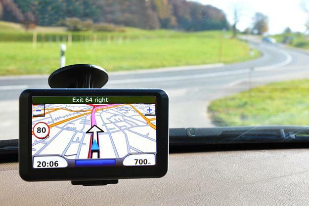 GPS-navigator hybride apparaat gemonteerd op de voorruit in de auto