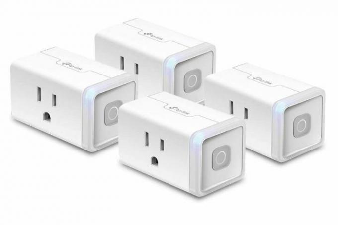 Een zijhoek van een 4-pack Kasa Smart Plugs.