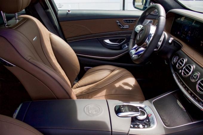 2018 Mercedes AMG S 63 toma perpendicular del asiento del lado del conductor desde el lado del pasajero