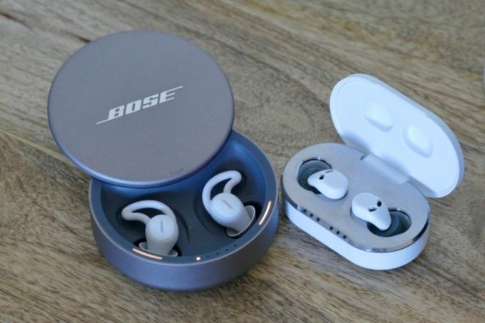 נרתיקים של Bose SleepBuds 2 ו-QuetOn 3 עם המכסים פתוחים והאוזניות בפנים.