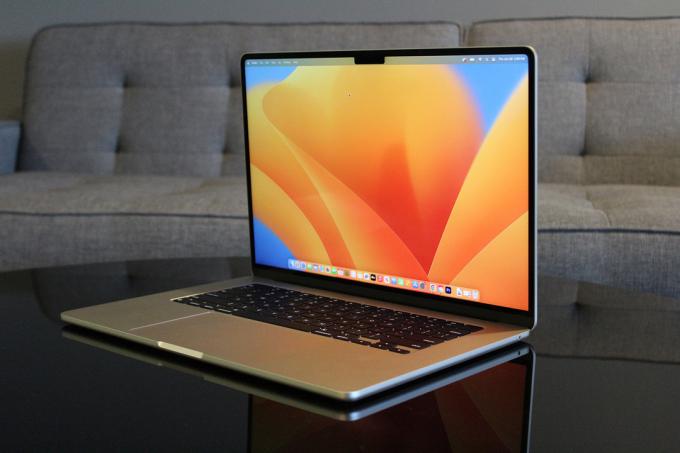 机の上に置かれたAppleの15インチMacBook Air。