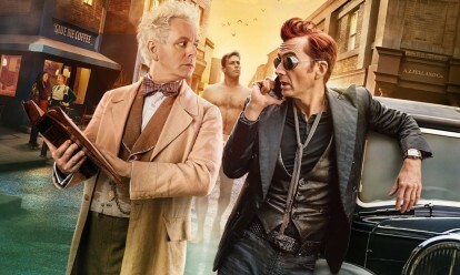 Dois homens se olham na segunda temporada de Good Omens.