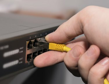 Kabel Ethernet łączący z przełącznikiem