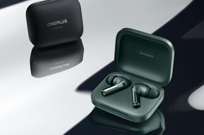 O OnePlus Buds Pro 2 em preto e verde.